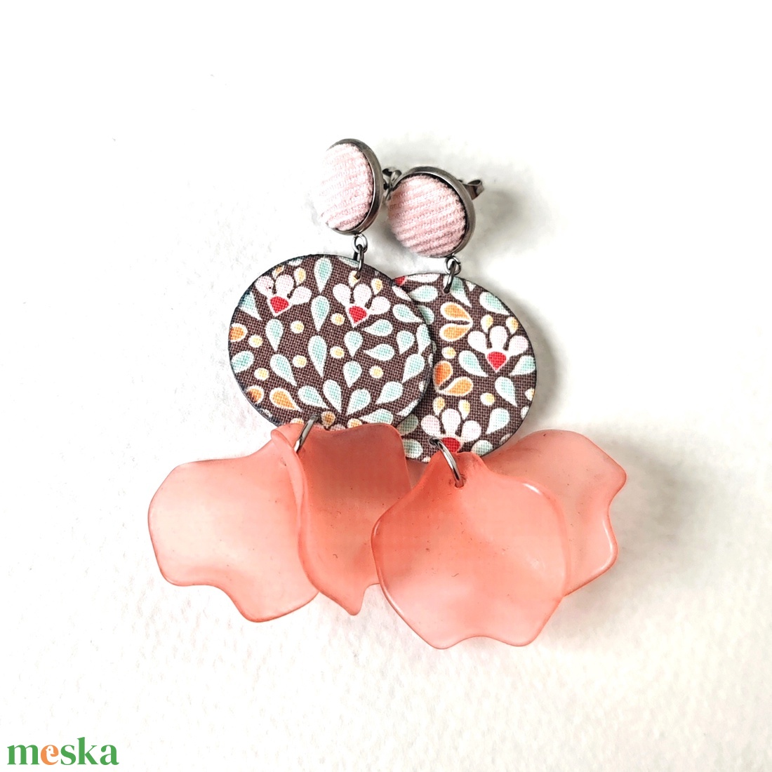 Szürke, rózsaszín virágmintás textilfülbevaló barackszínű szirmokkal - ékszer - fülbevaló - lógó fülbevaló - Meska.hu