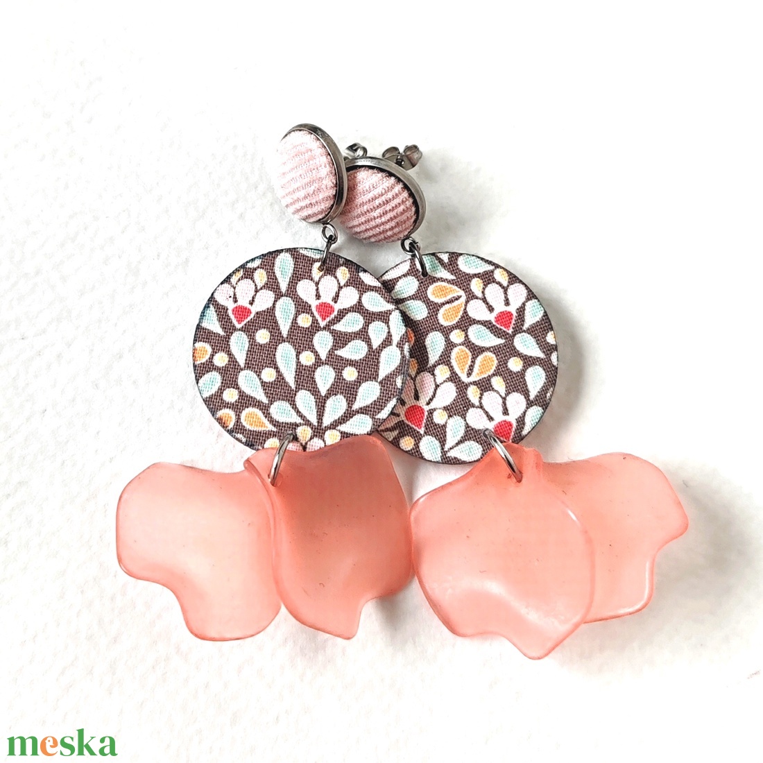 Szürke, rózsaszín virágmintás textilfülbevaló barackszínű szirmokkal - ékszer - fülbevaló - lógó fülbevaló - Meska.hu