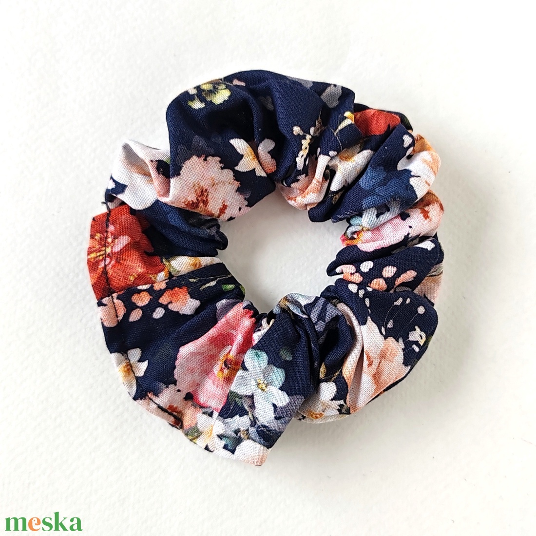 Sötétkék nagy virágmintás scrunchie, hajgumi - ruha & divat - hajdísz & hajcsat - hajgumi - Meska.hu