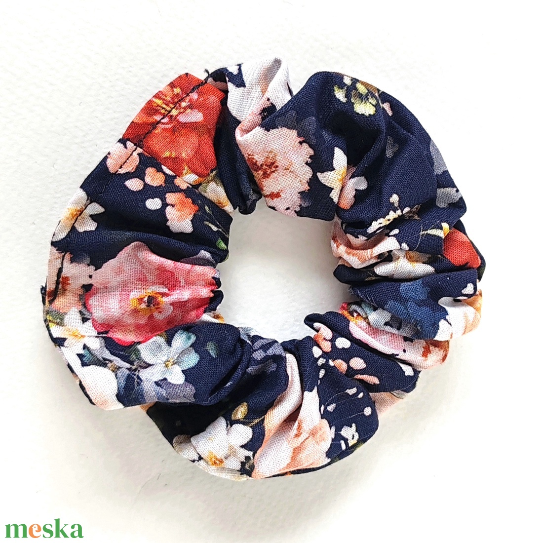 Sötétkék nagy virágmintás scrunchie, hajgumi - ruha & divat - hajdísz & hajcsat - hajgumi - Meska.hu