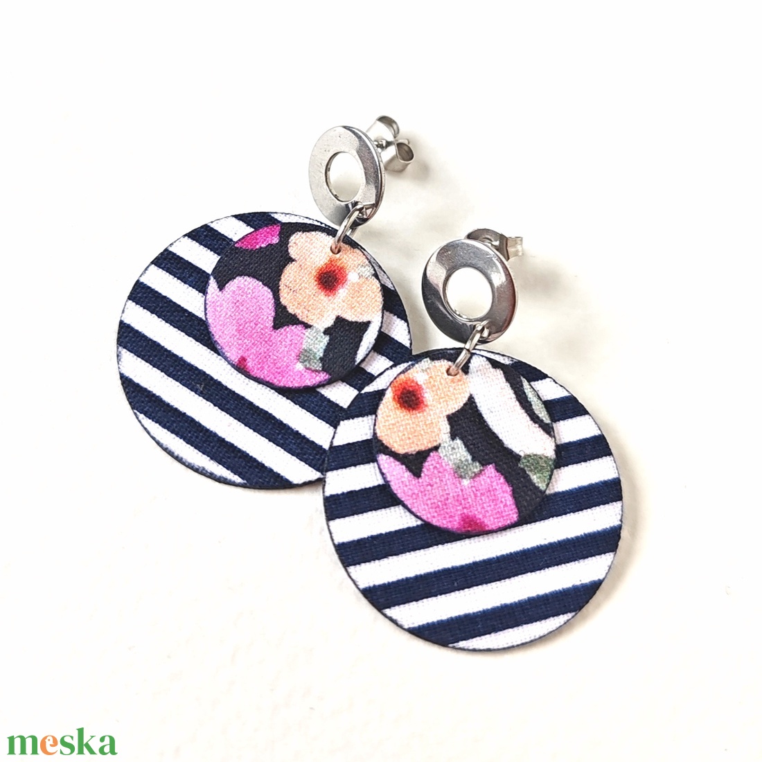 Sötétkék-fehér, virágmintás kisméretű textilfülbevaló - ékszer - fülbevaló - lógó fülbevaló - Meska.hu