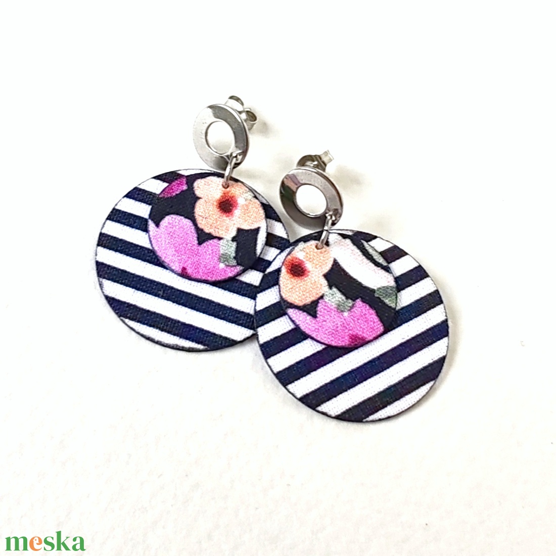 Sötétkék-fehér, virágmintás kisméretű textilfülbevaló - ékszer - fülbevaló - lógó fülbevaló - Meska.hu