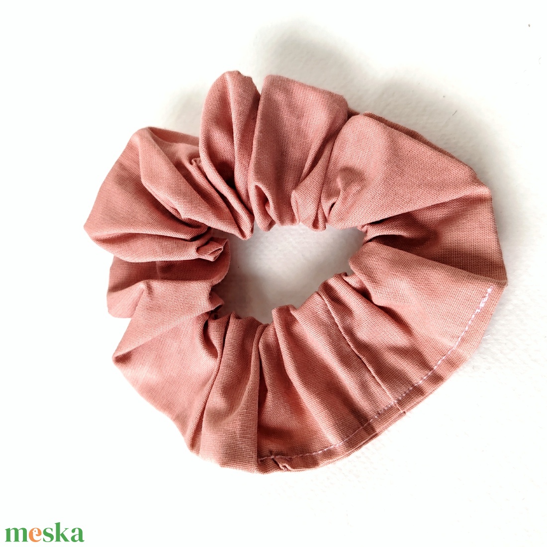 Egyszínű púderrózsaszín scrunchie, hajgumi - ruha & divat - hajdísz & hajcsat - hajgumi - Meska.hu