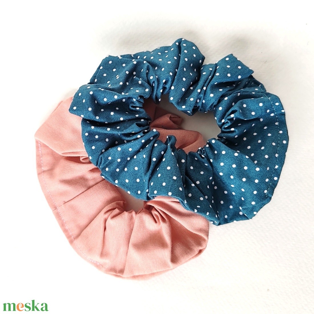 Türkizkék, fehér tűpetteyes scrunchie, hajgumi - ruha & divat - hajdísz & hajcsat - hajgumi - Meska.hu