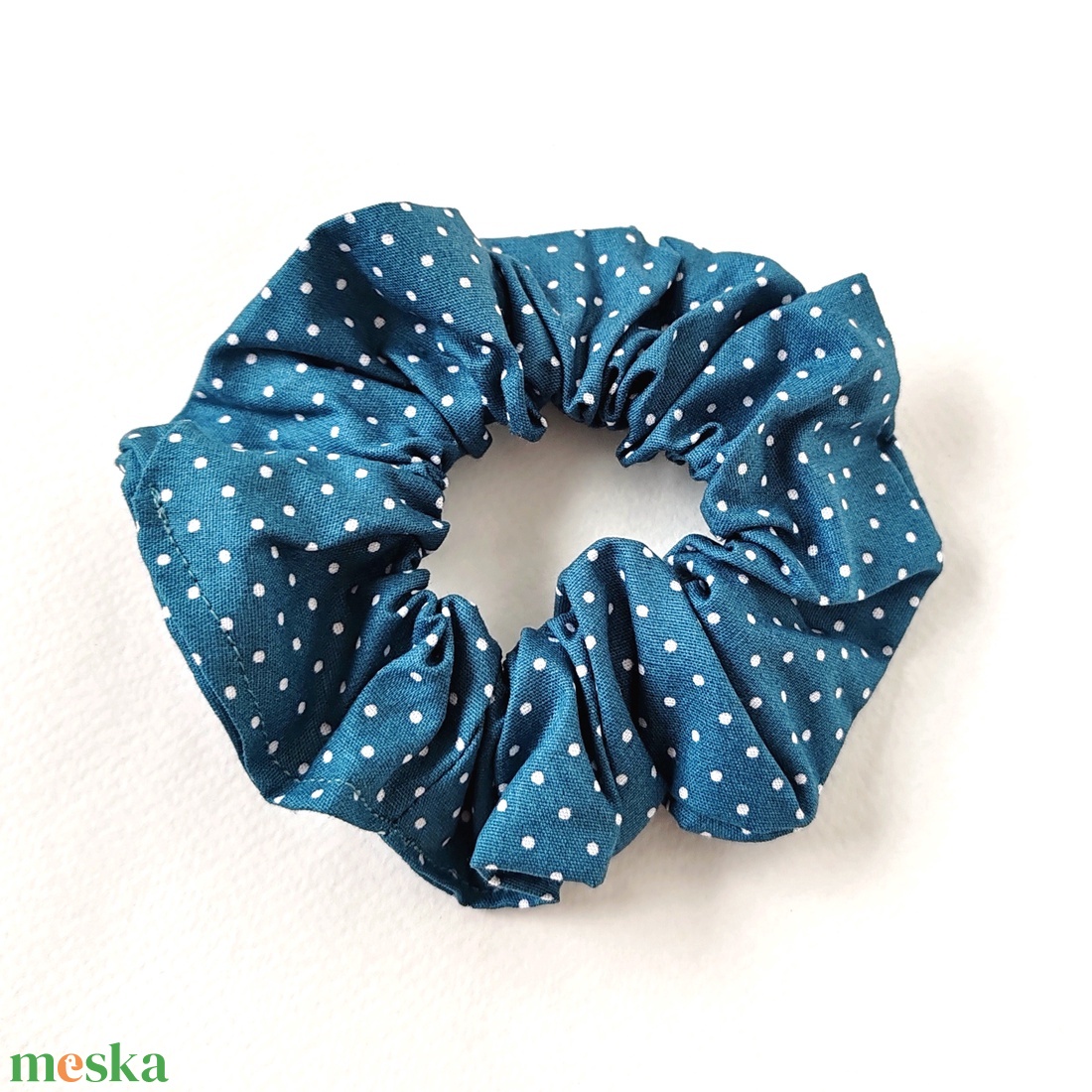 Türkizkék, fehér tűpetteyes scrunchie, hajgumi - ruha & divat - hajdísz & hajcsat - hajgumi - Meska.hu