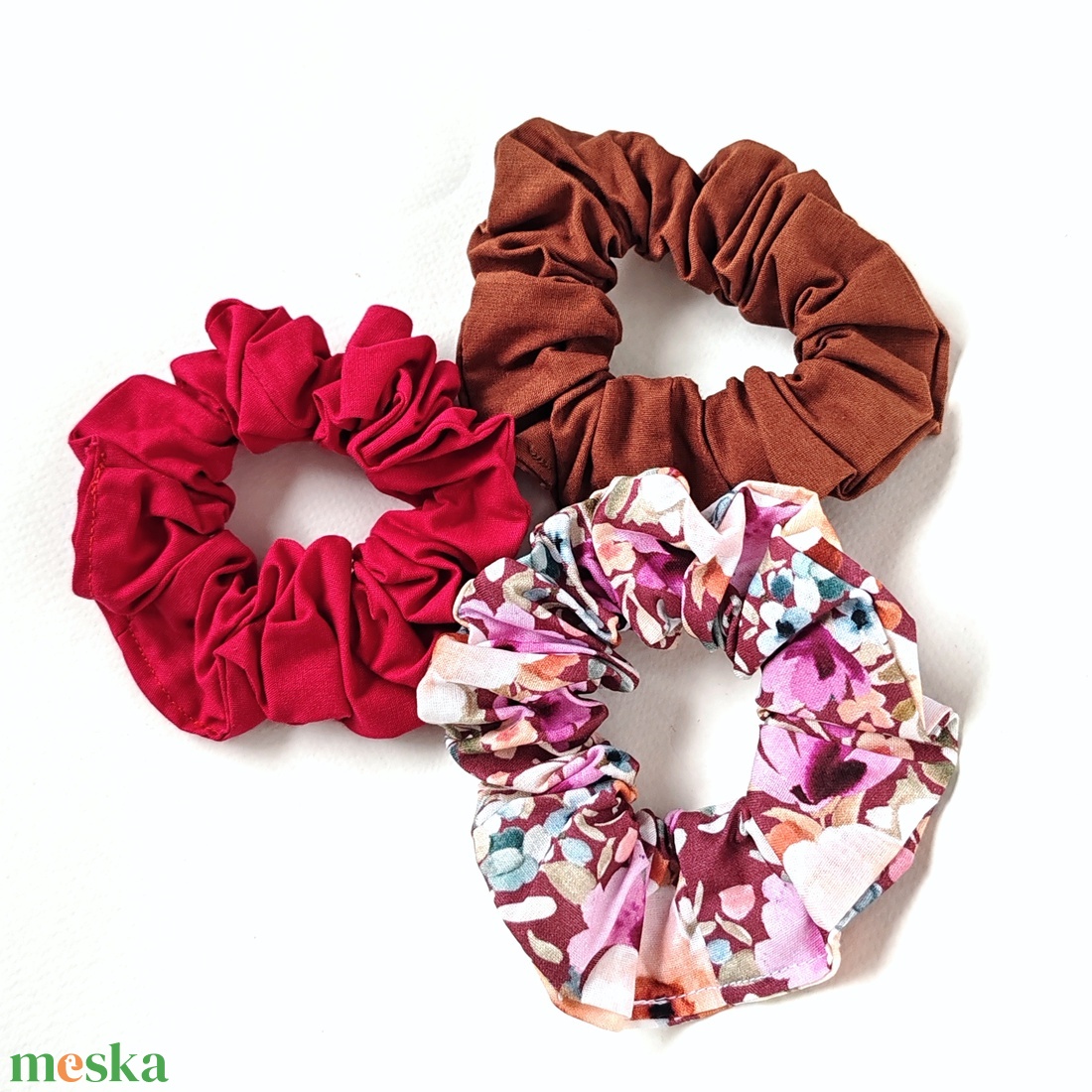 3 db scrunchie, hajgumi - barna alapon virágmintás, barna és pink scrunchie, hajgumi - ruha & divat - hajdísz & hajcsat - hajgumi - Meska.hu
