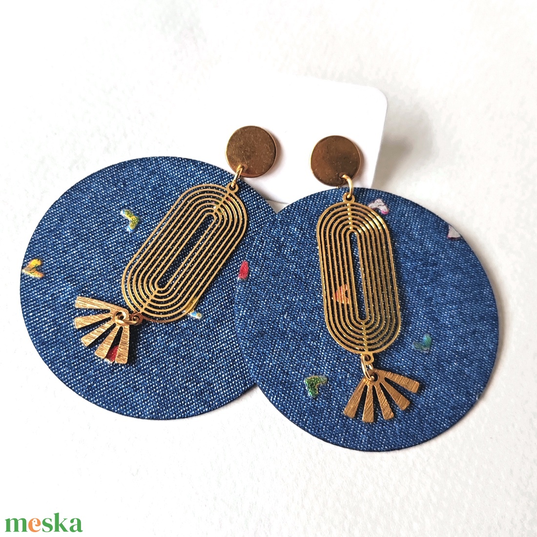 Farmer hatású, sötétkék, kis szivecskés nagyméretű textilfülbevaló arany kiegészítőkkel - ékszer - fülbevaló - lógó fülbevaló - Meska.hu