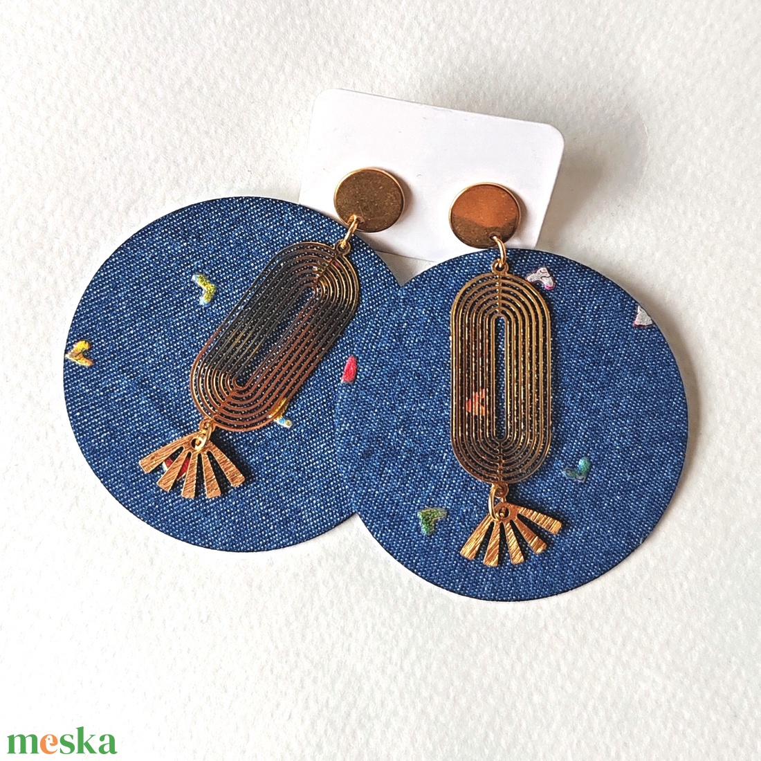 Farmer hatású, sötétkék, kis szivecskés nagyméretű textilfülbevaló arany kiegészítőkkel - ékszer - fülbevaló - lógó fülbevaló - Meska.hu