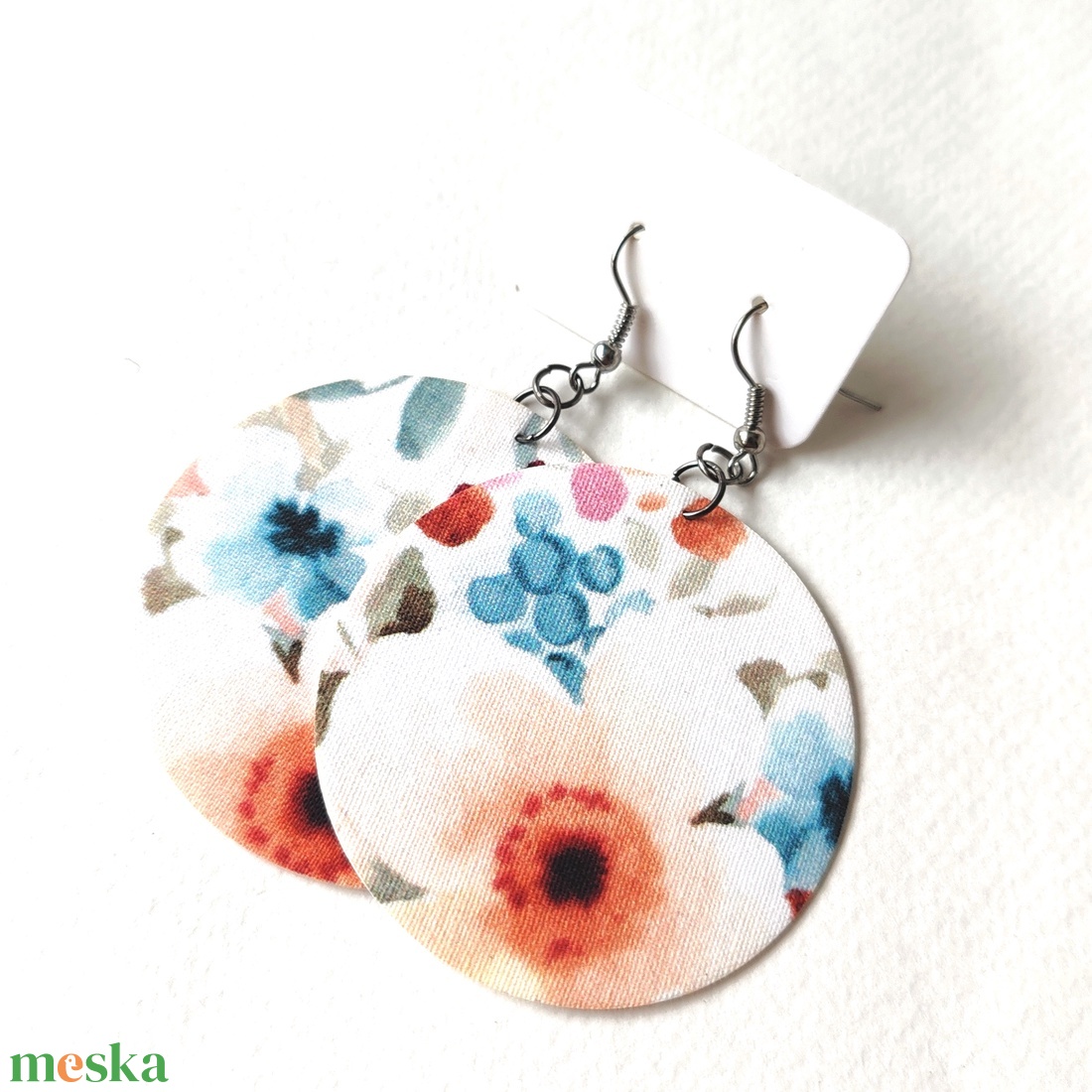Fehér alapon nagy virágmintás nagyméretű textilfülbevaló - ékszer - fülbevaló - lógó fülbevaló - Meska.hu