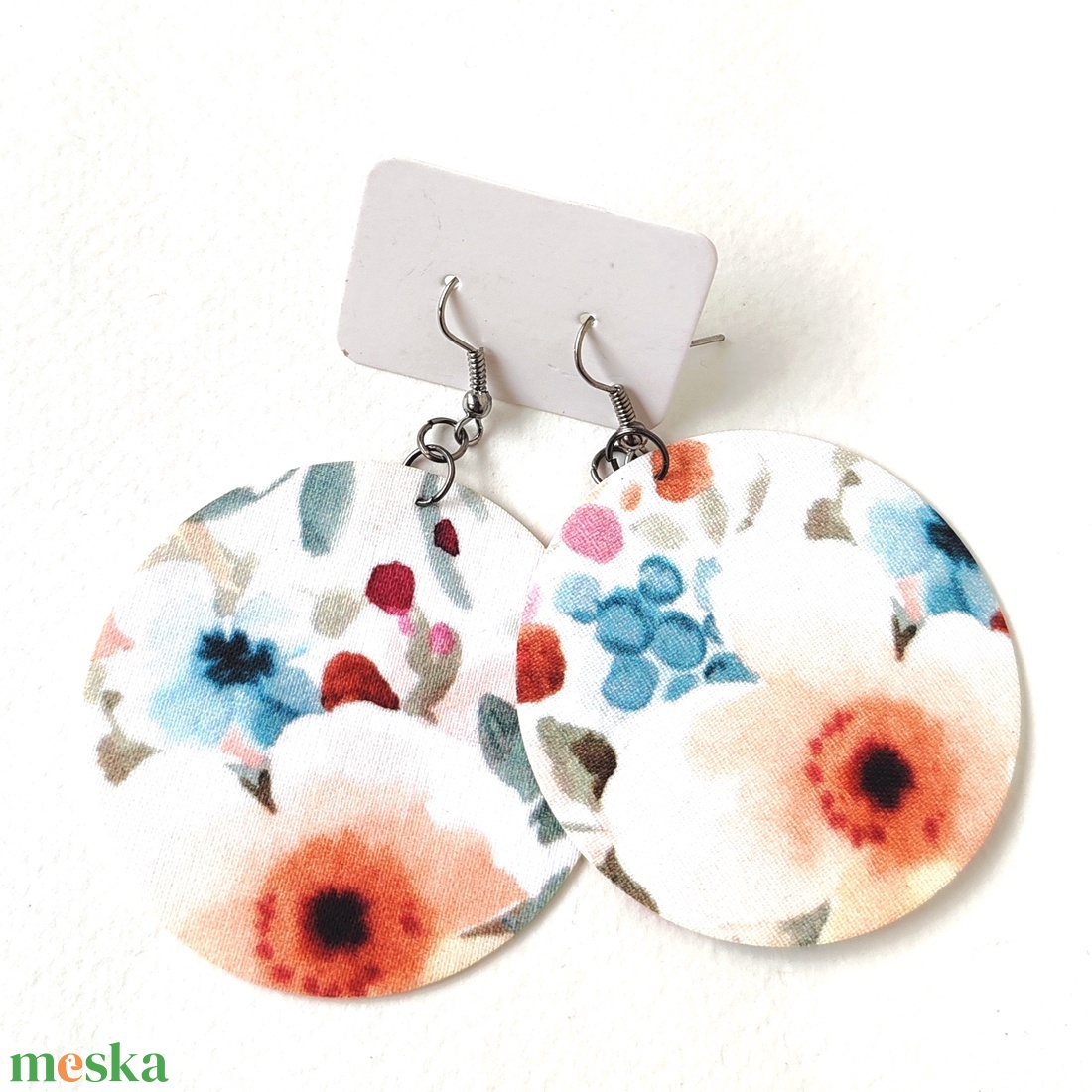 Fehér alapon nagy virágmintás nagyméretű textilfülbevaló - ékszer - fülbevaló - lógó fülbevaló - Meska.hu