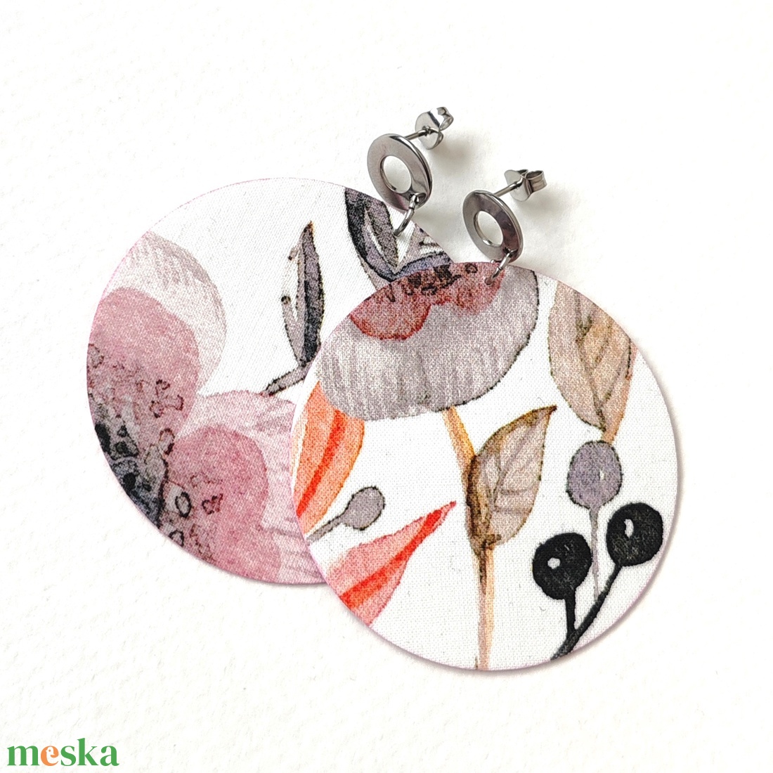 Fehér alapon pasztell virágmintás nagyméretű textilfülbevaló ezüst nemesacél bedugós résszel - ékszer - fülbevaló - lógó fülbevaló - Meska.hu