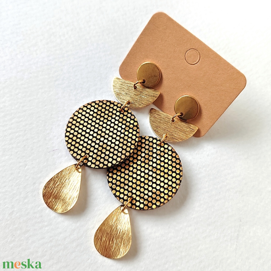 Arany pöttyös textilfülbevaló aranyozott nemesacél kiegészítőkkel - ékszer - fülbevaló - lógó fülbevaló - Meska.hu