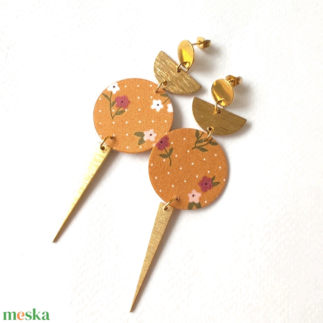 Mustársárga virágmintás textilfülbevaló aranyozott nemesacél kiegészítőkkel - ékszer - fülbevaló - lógó fülbevaló - Meska.hu