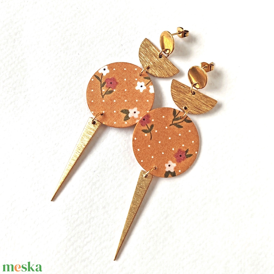 Mustársárga virágmintás textilfülbevaló aranyozott nemesacél kiegészítőkkel - ékszer - fülbevaló - lógó fülbevaló - Meska.hu