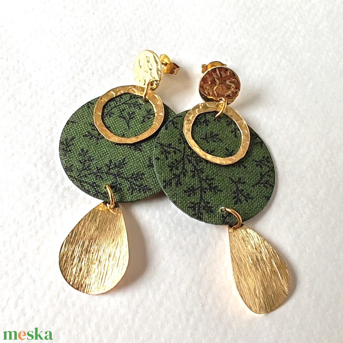 Spenótzöld ágacska mintás textilfülbevaló aranyozott nemesacél kiegészítőkkel - ékszer - fülbevaló - lógó fülbevaló - Meska.hu