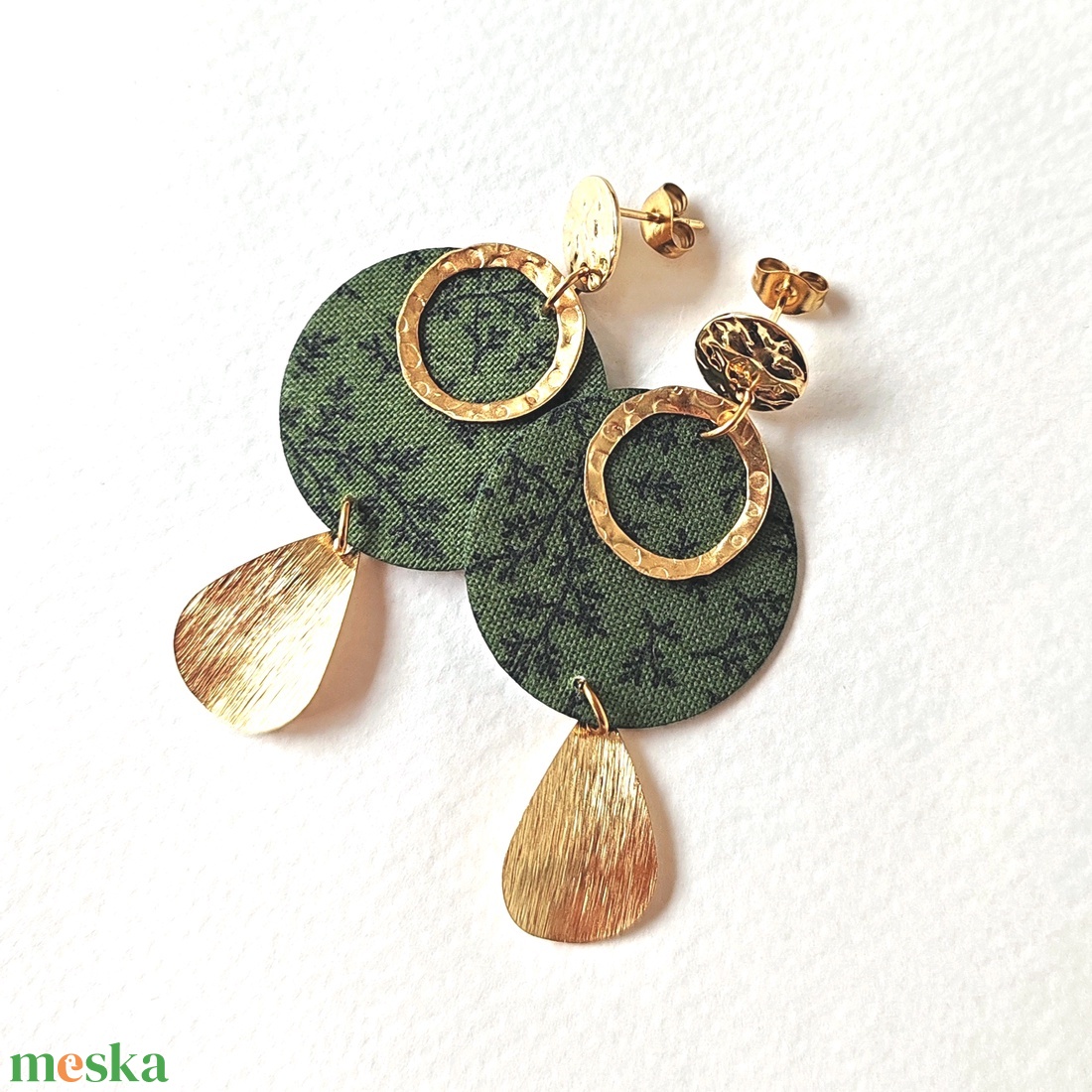 Spenótzöld ágacska mintás textilfülbevaló aranyozott nemesacél kiegészítőkkel - ékszer - fülbevaló - lógó fülbevaló - Meska.hu