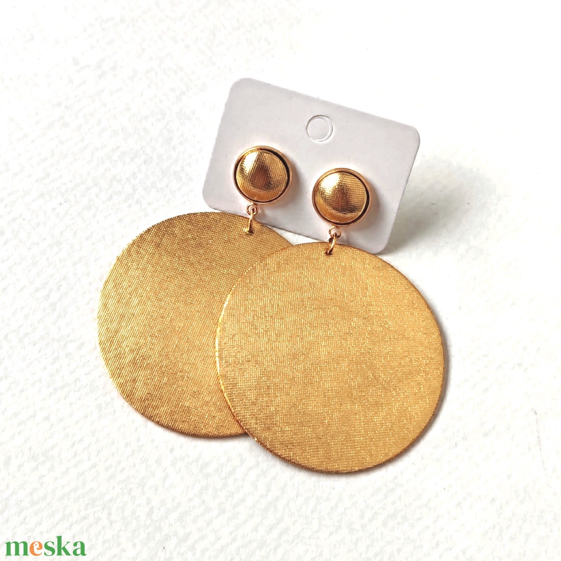 Arany színű metál hatású textilfülbevaló aranyozott nemesacél kiegészítőkkel - ékszer - fülbevaló - lógó fülbevaló - Meska.hu