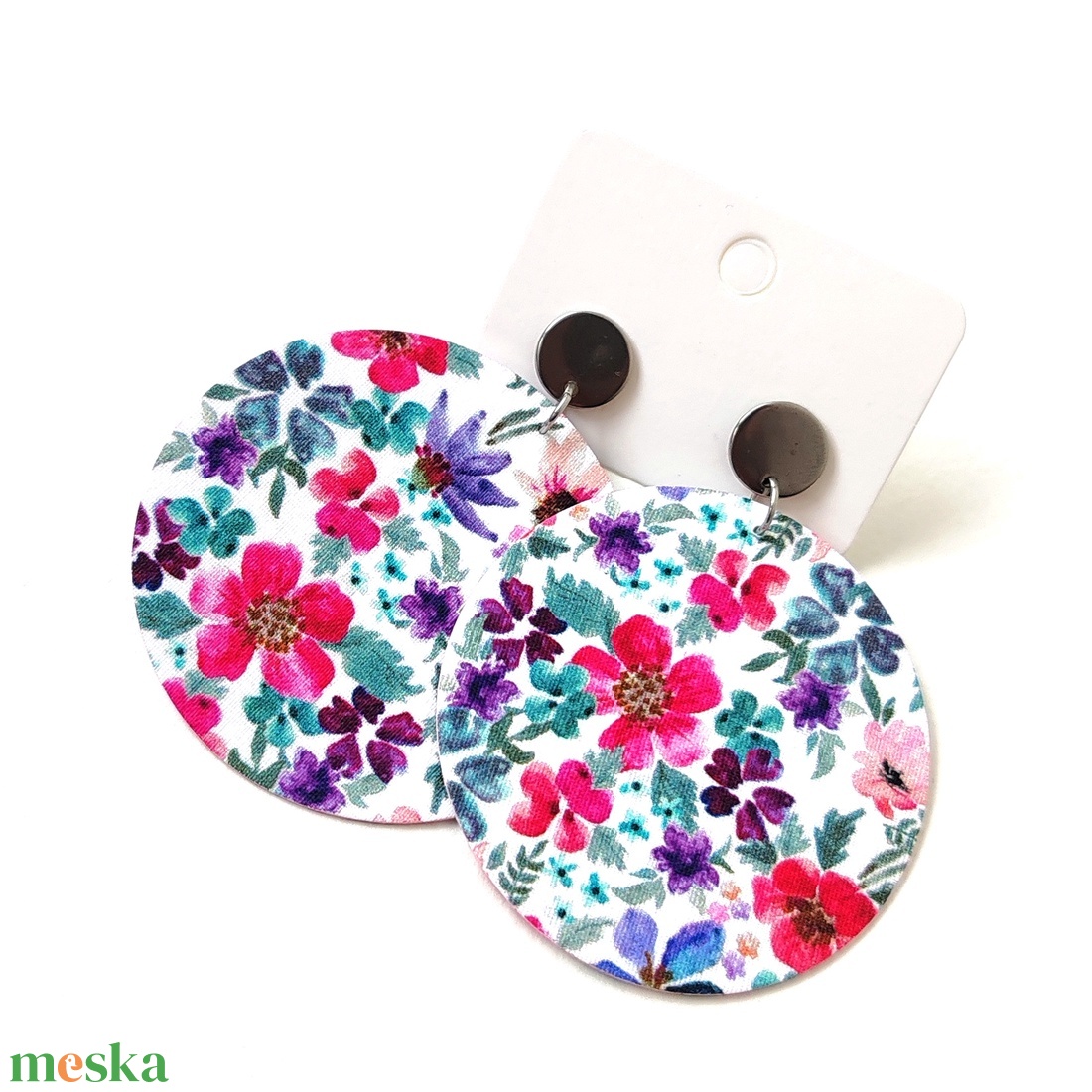 Fehér alapon hideg pink, lila, türkiz virágmintás nagyméretű textilfülbevaló ezüst nemesacél bedugós résszel - ékszer - fülbevaló - lógó fülbevaló - Meska.hu