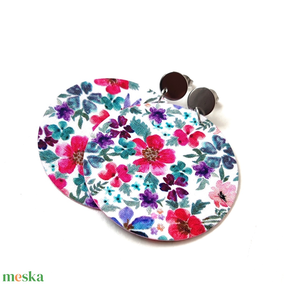 Fehér alapon hideg pink, lila, türkiz virágmintás nagyméretű textilfülbevaló ezüst nemesacél bedugós résszel - ékszer - fülbevaló - lógó fülbevaló - Meska.hu