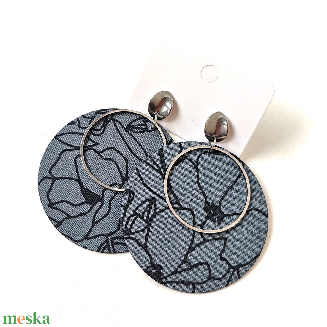 Szürkés vonalas virágmintás nagyméretű textilfülbevaló nemesacél bedugós résszel - ékszer - fülbevaló - lógó fülbevaló - Meska.hu