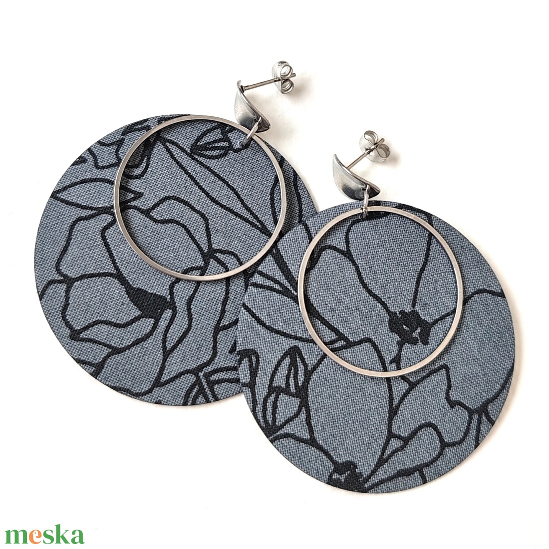 Szürkés vonalas virágmintás nagyméretű textilfülbevaló nemesacél bedugós résszel - ékszer - fülbevaló - lógó fülbevaló - Meska.hu