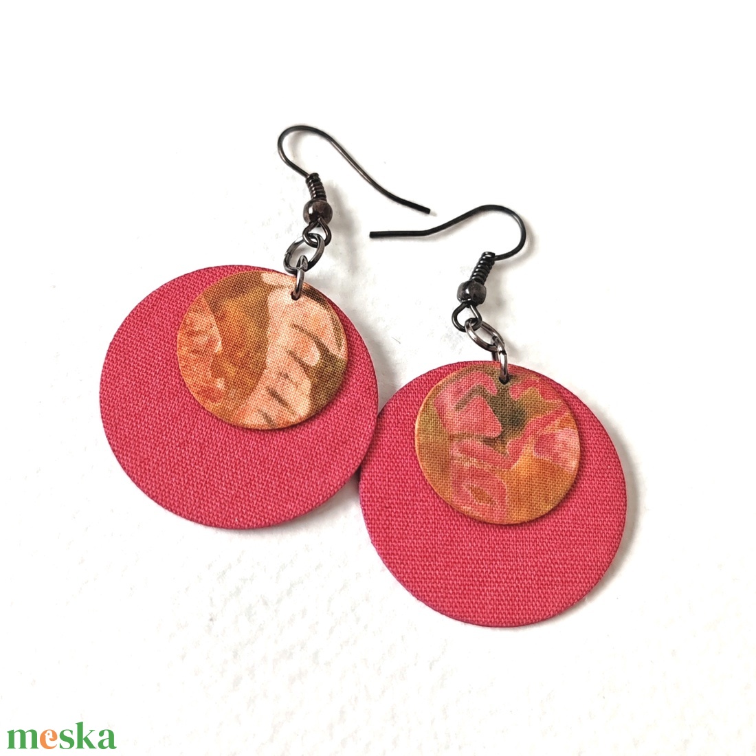 Meleg rózsaszín és batikolt hatású kisméretű textilfülbevaló - ékszer - fülbevaló - lógó fülbevaló - Meska.hu