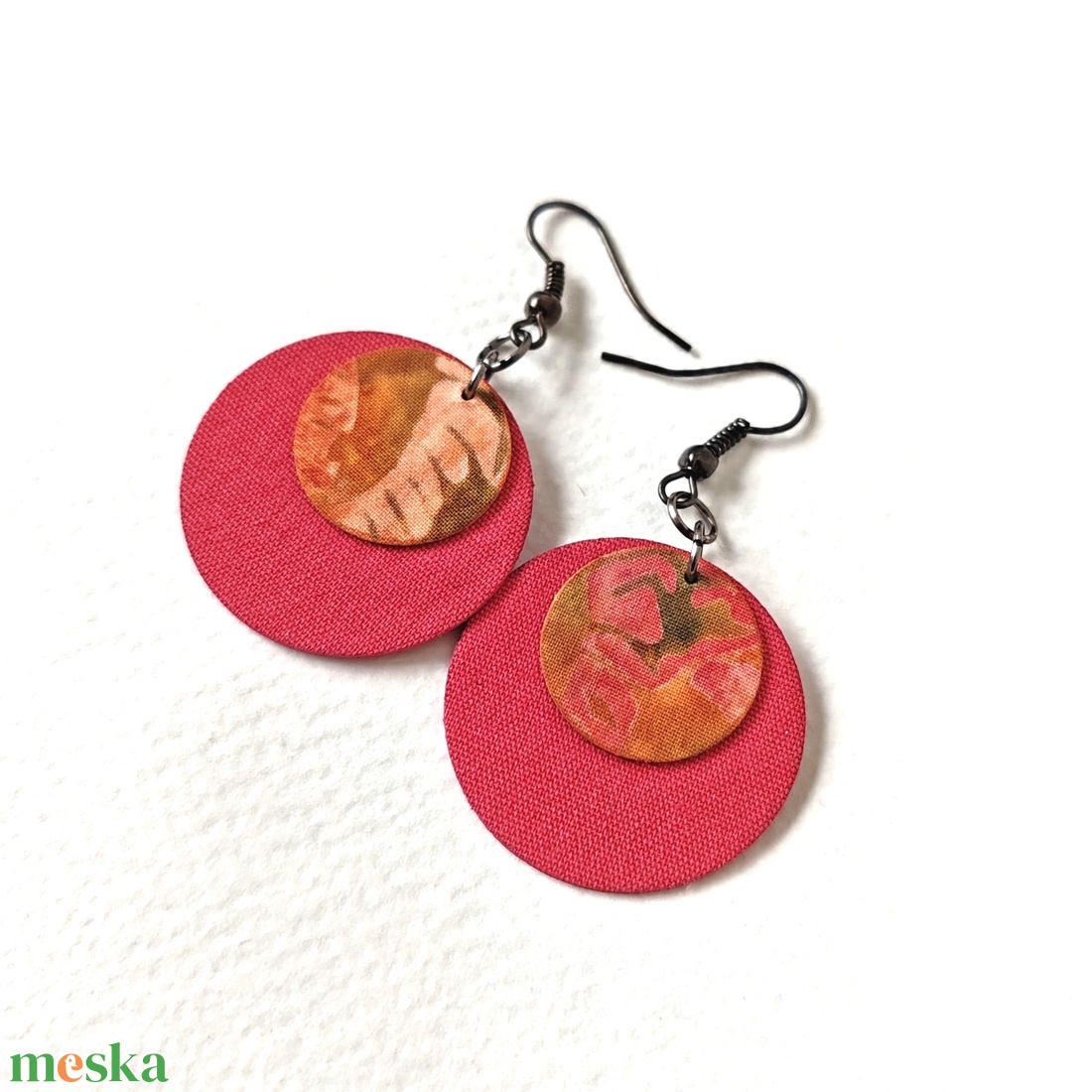Meleg rózsaszín és batikolt hatású kisméretű textilfülbevaló - ékszer - fülbevaló - lógó fülbevaló - Meska.hu