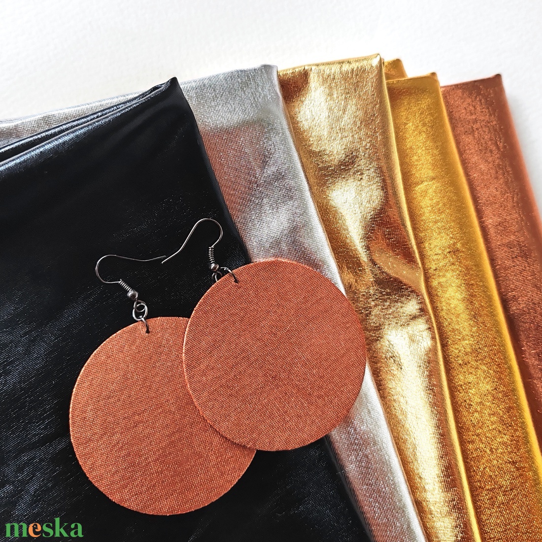 Ezüst színű metál hatású textilfülbevaló - ékszer - fülbevaló - lógó fülbevaló - Meska.hu