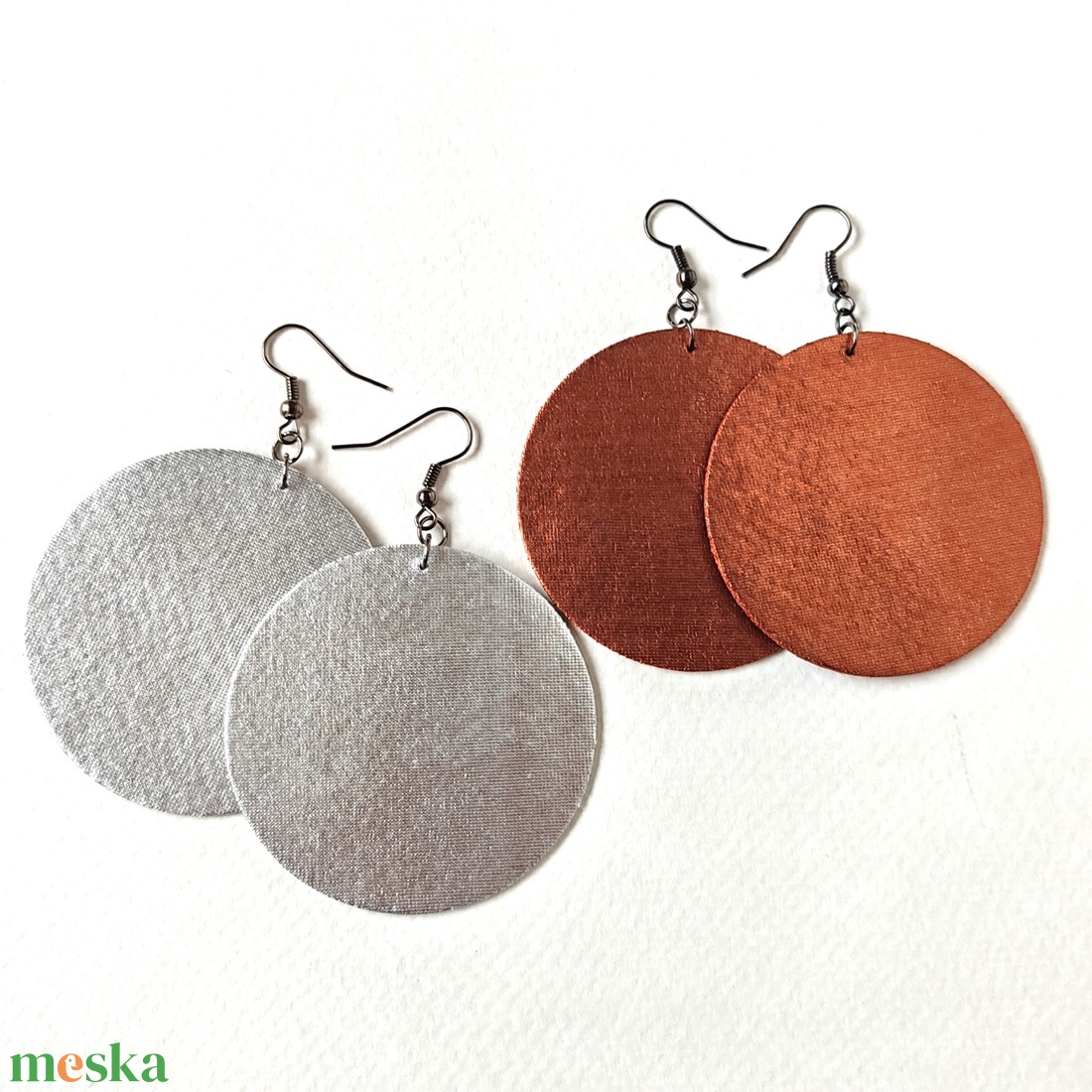 Ezüst színű metál hatású textilfülbevaló - ékszer - fülbevaló - lógó fülbevaló - Meska.hu