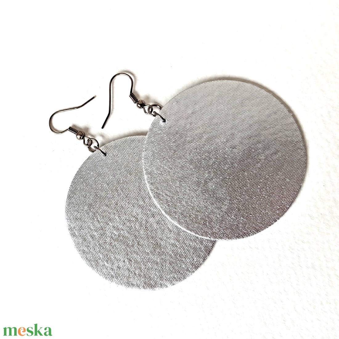 Ezüst színű metál hatású textilfülbevaló - ékszer - fülbevaló - lógó fülbevaló - Meska.hu