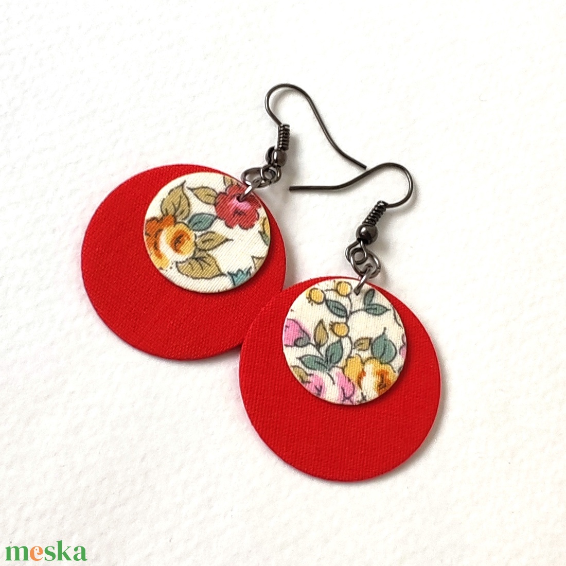 Élénk narancssárga és virágos kisméretű textilfülbevaló - ékszer - fülbevaló - lógó fülbevaló - Meska.hu