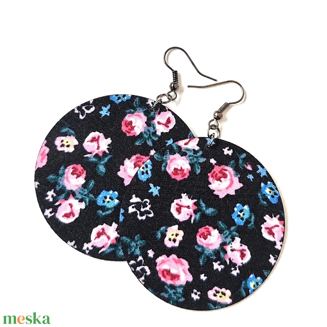Fekete alapon rózsaszín, kék rózsás textilfülbevaló - ékszer - fülbevaló - lógó fülbevaló - Meska.hu