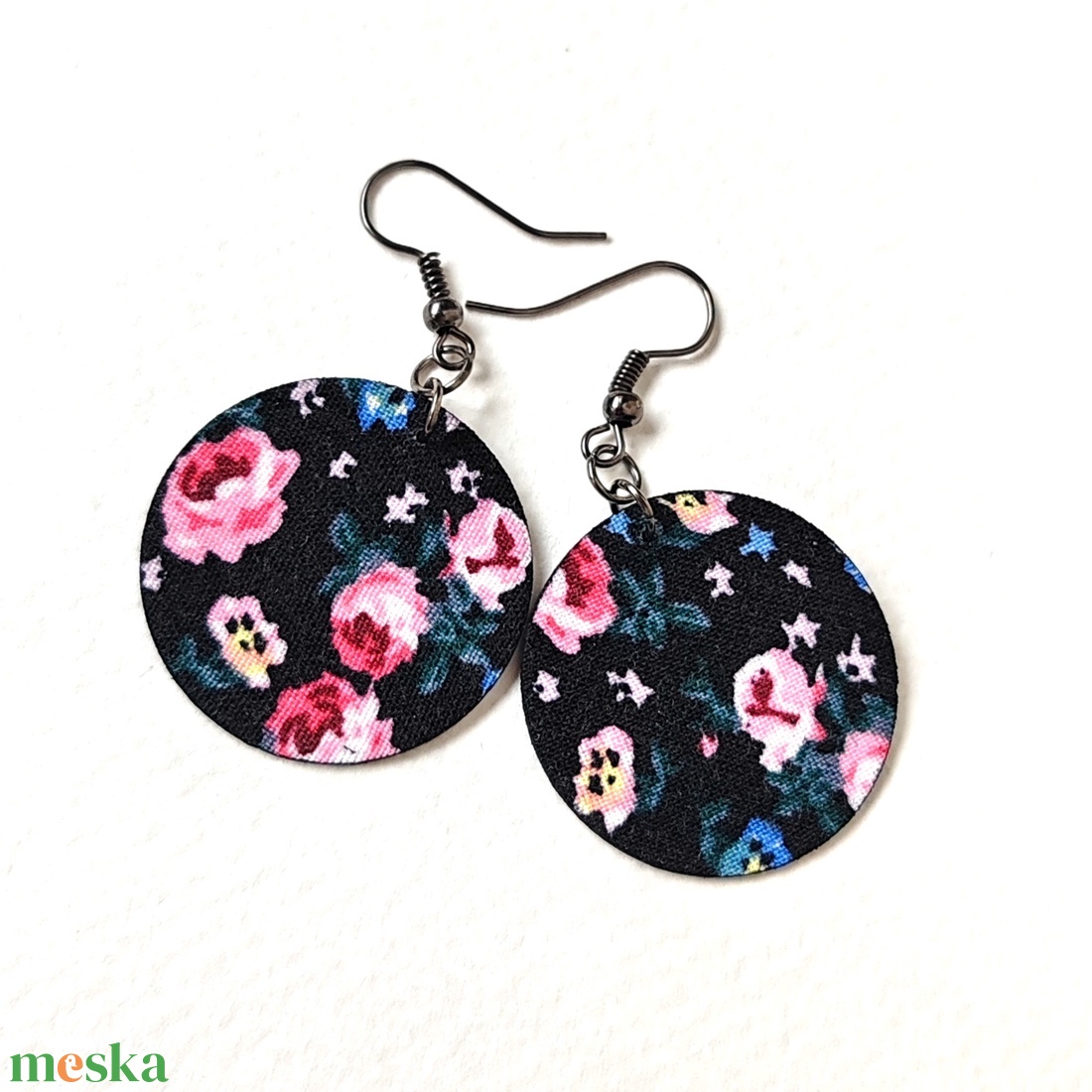 Fekete alapon rózsaszín, kék rózsás textilfülbevaló - ékszer - fülbevaló - lógó fülbevaló - Meska.hu