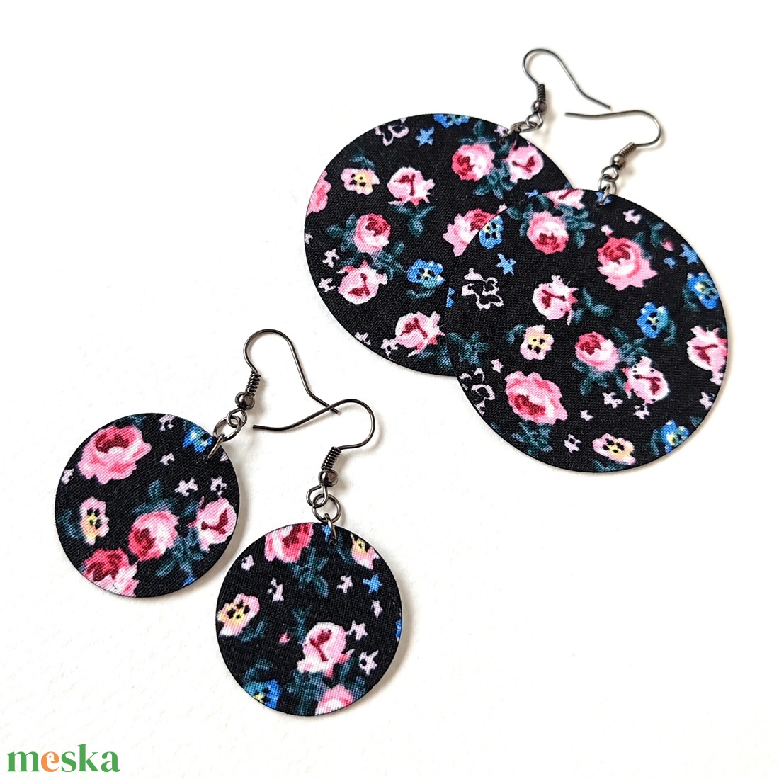 Fekete alapon rózsaszín, kék rózsás textilfülbevaló - ékszer - fülbevaló - lógó fülbevaló - Meska.hu