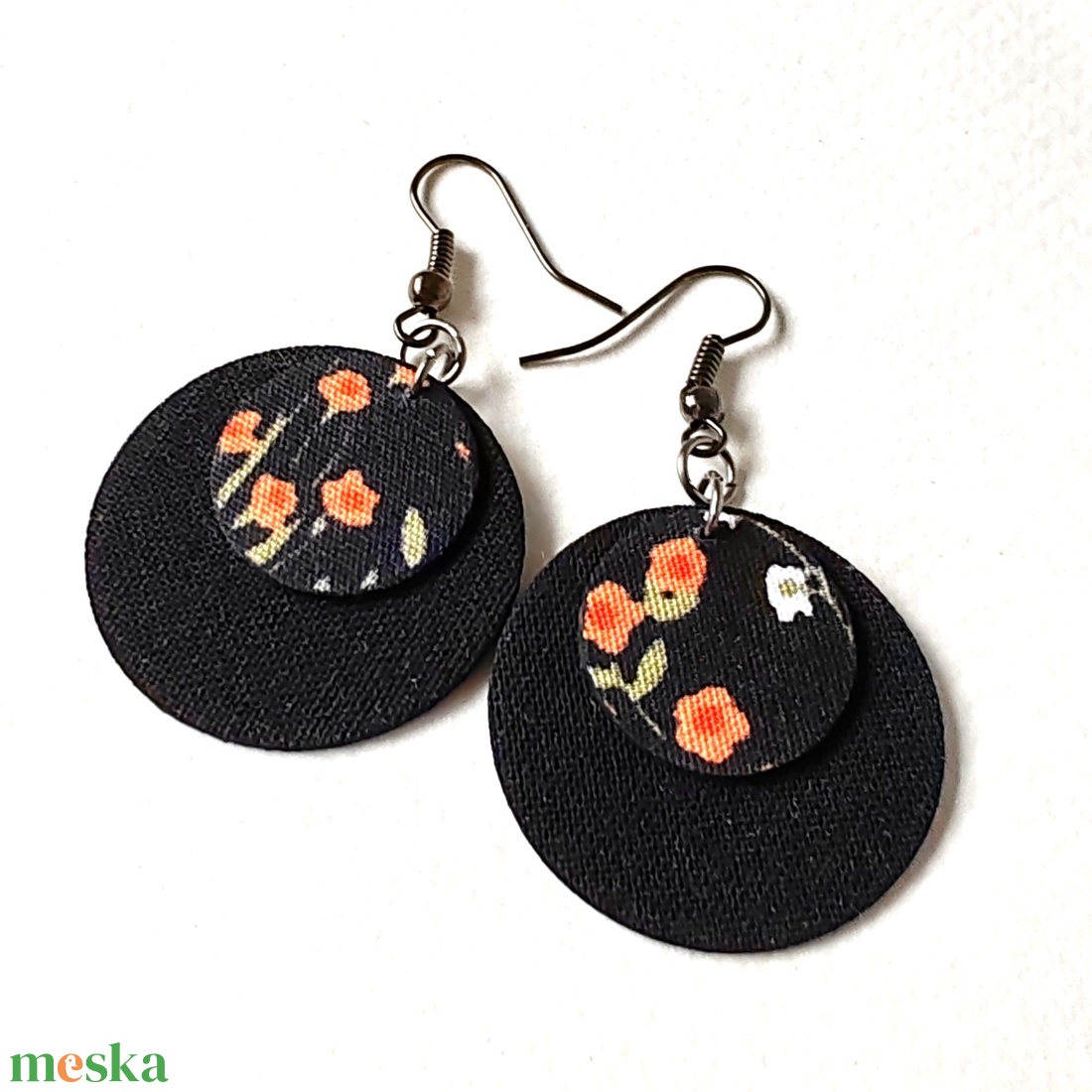 Fekete és virágmintás kisméretű textilfülbevaló - ékszer - fülbevaló - lógó fülbevaló - Meska.hu