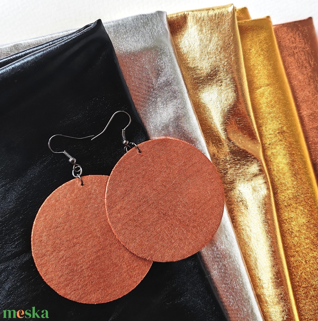 Bronz színű metál hatású textilfülbevaló - ékszer - fülbevaló - lógó fülbevaló - Meska.hu