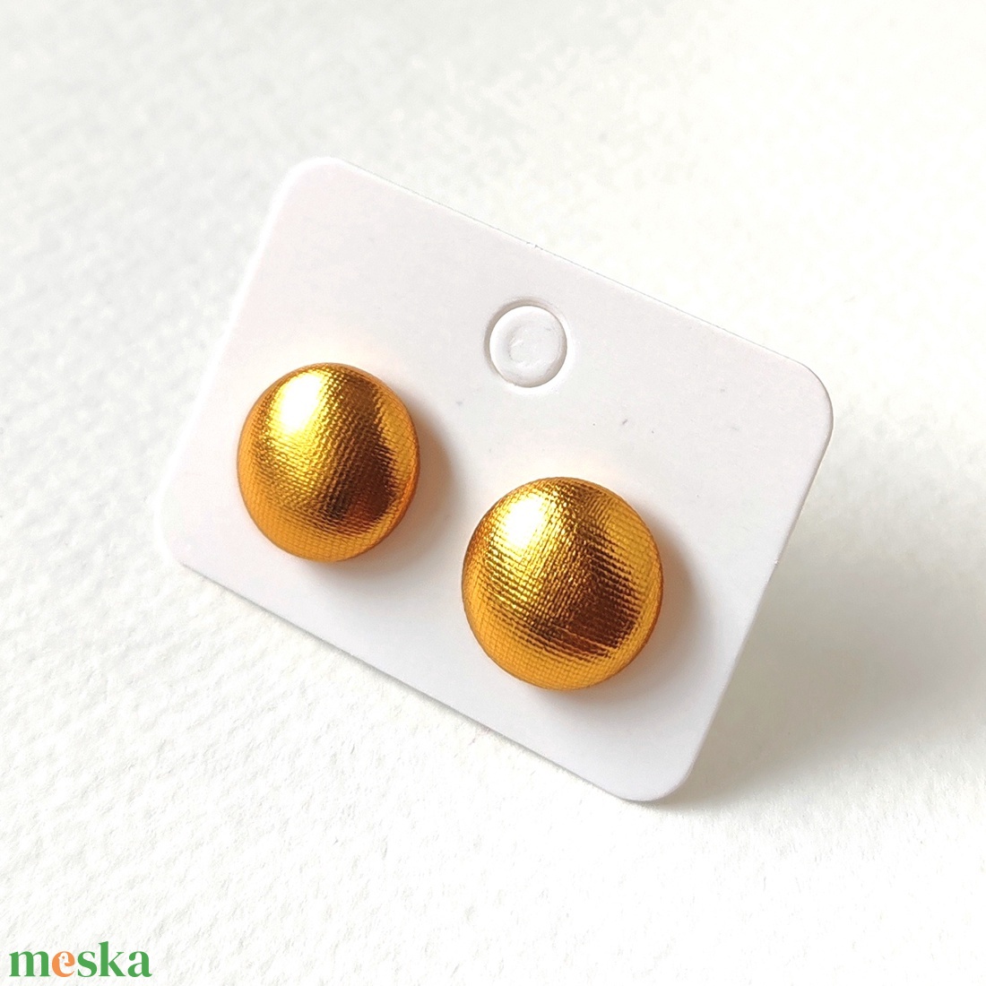 Telt arany színű metál hatású textilfülbevaló - ékszer - fülbevaló - pötty fülbevaló - Meska.hu