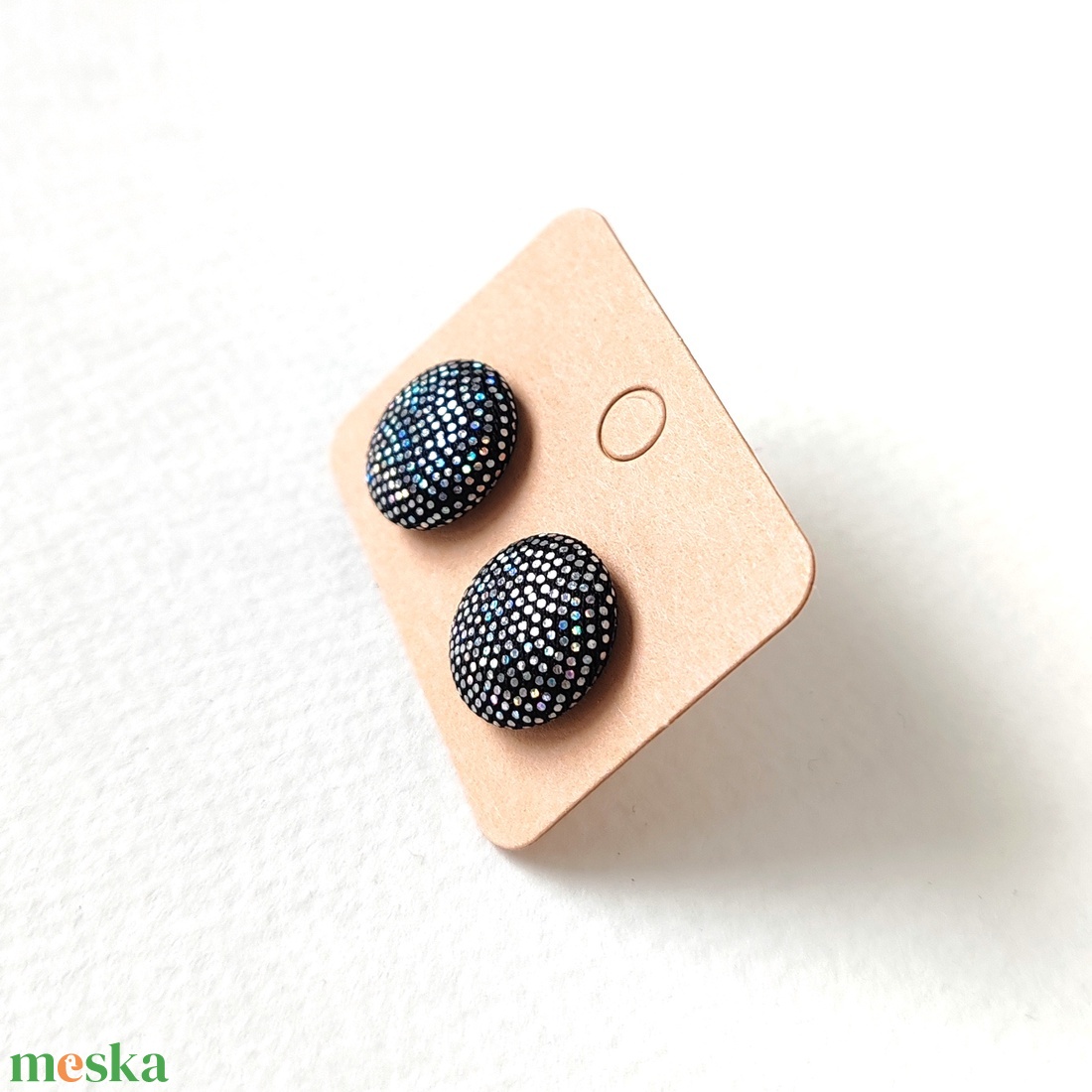 Ezüstösen csillogó textilfülbevaló - ékszer - fülbevaló - pötty fülbevaló - Meska.hu