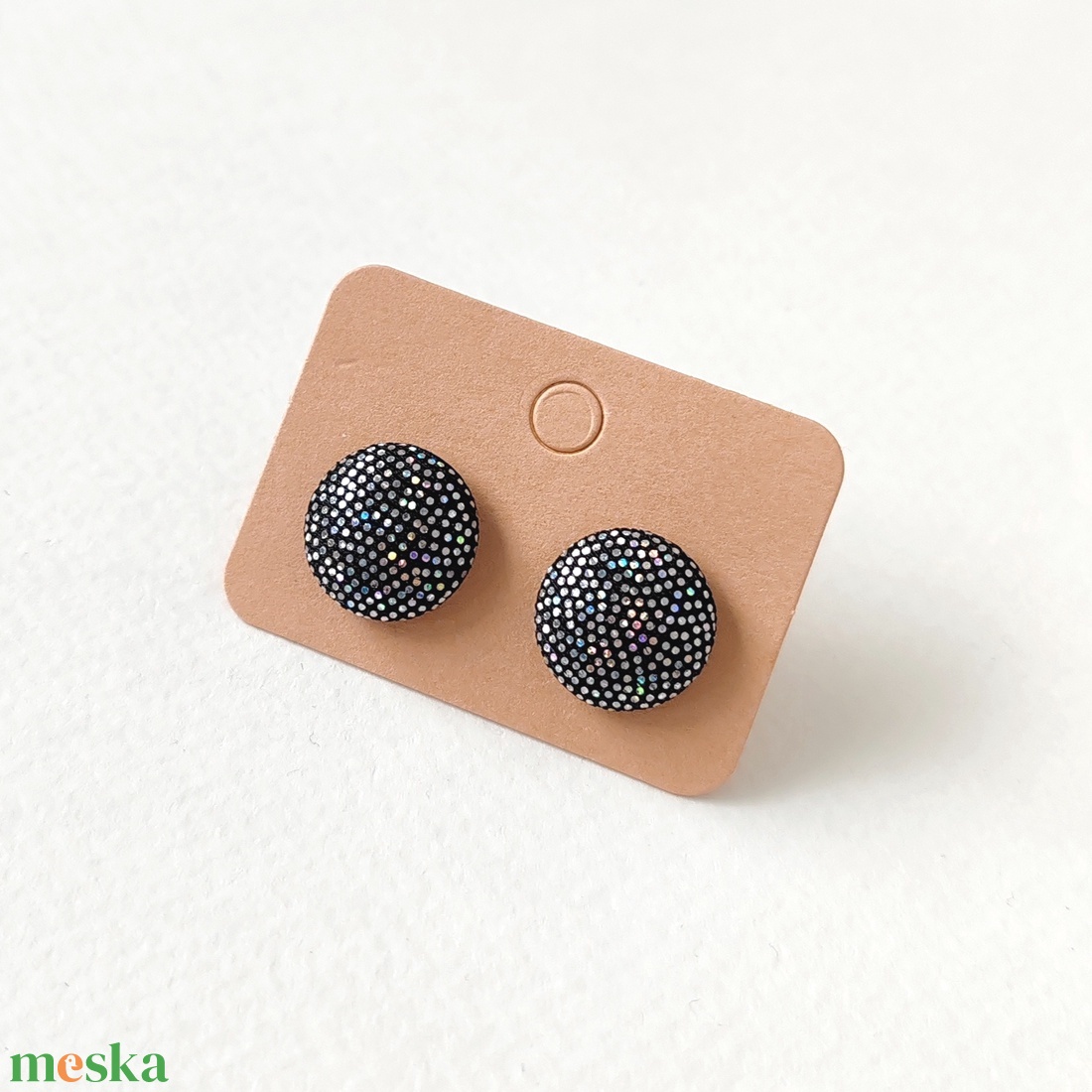 Ezüstösen csillogó textilfülbevaló - ékszer - fülbevaló - pötty fülbevaló - Meska.hu