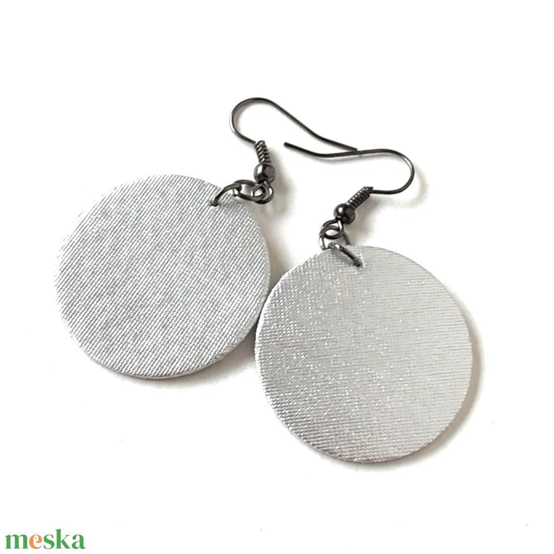 Ezüst színű metál hatású textilfülbevaló - ékszer - fülbevaló - lógó fülbevaló - Meska.hu