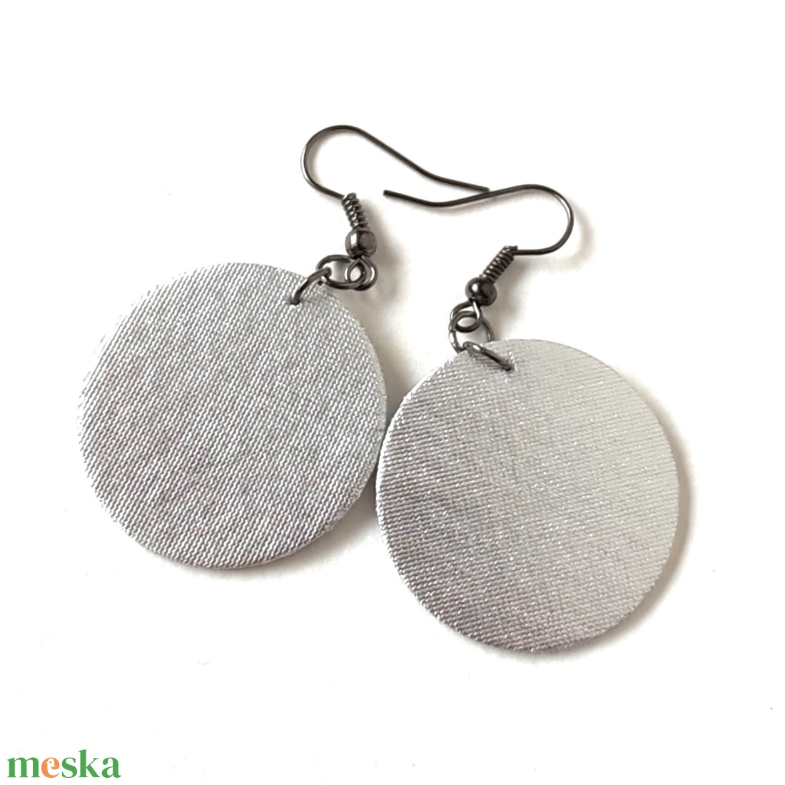 Ezüst színű metál hatású textilfülbevaló - ékszer - fülbevaló - lógó fülbevaló - Meska.hu