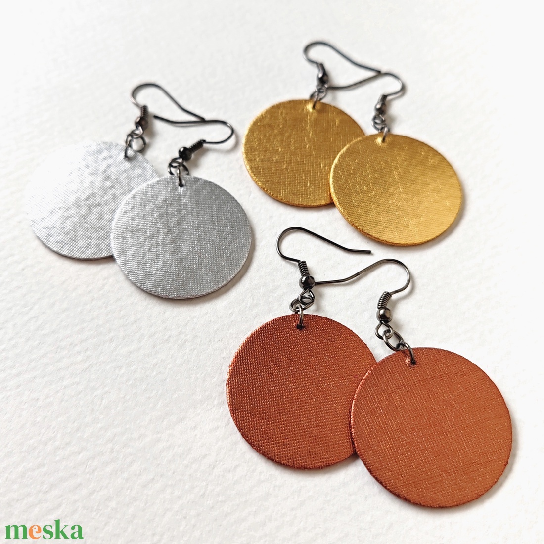 Ezüst színű metál hatású textilfülbevaló - ékszer - fülbevaló - lógó fülbevaló - Meska.hu