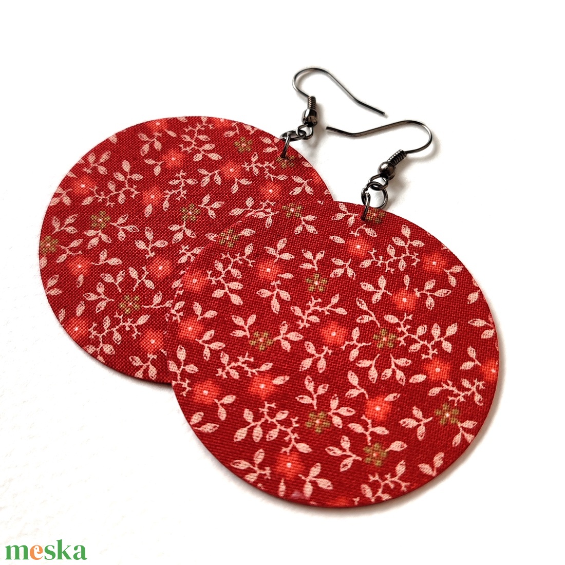 Meleg piros alapon apró virágmintás textilfülbevaló - ékszer - fülbevaló - lógó fülbevaló - Meska.hu