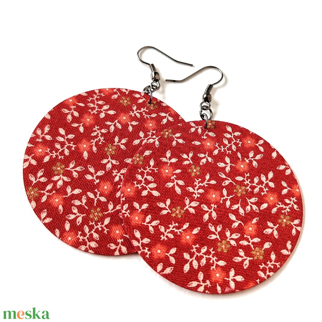 Meleg piros alapon apró virágmintás textilfülbevaló - ékszer - fülbevaló - lógó fülbevaló - Meska.hu