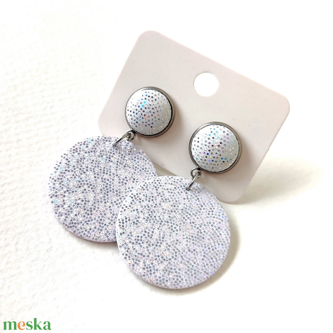 Fehér csillogós kisméretű textilfülbevaló hasonló bedugós résszel - ékszer - fülbevaló - lógó fülbevaló - Meska.hu