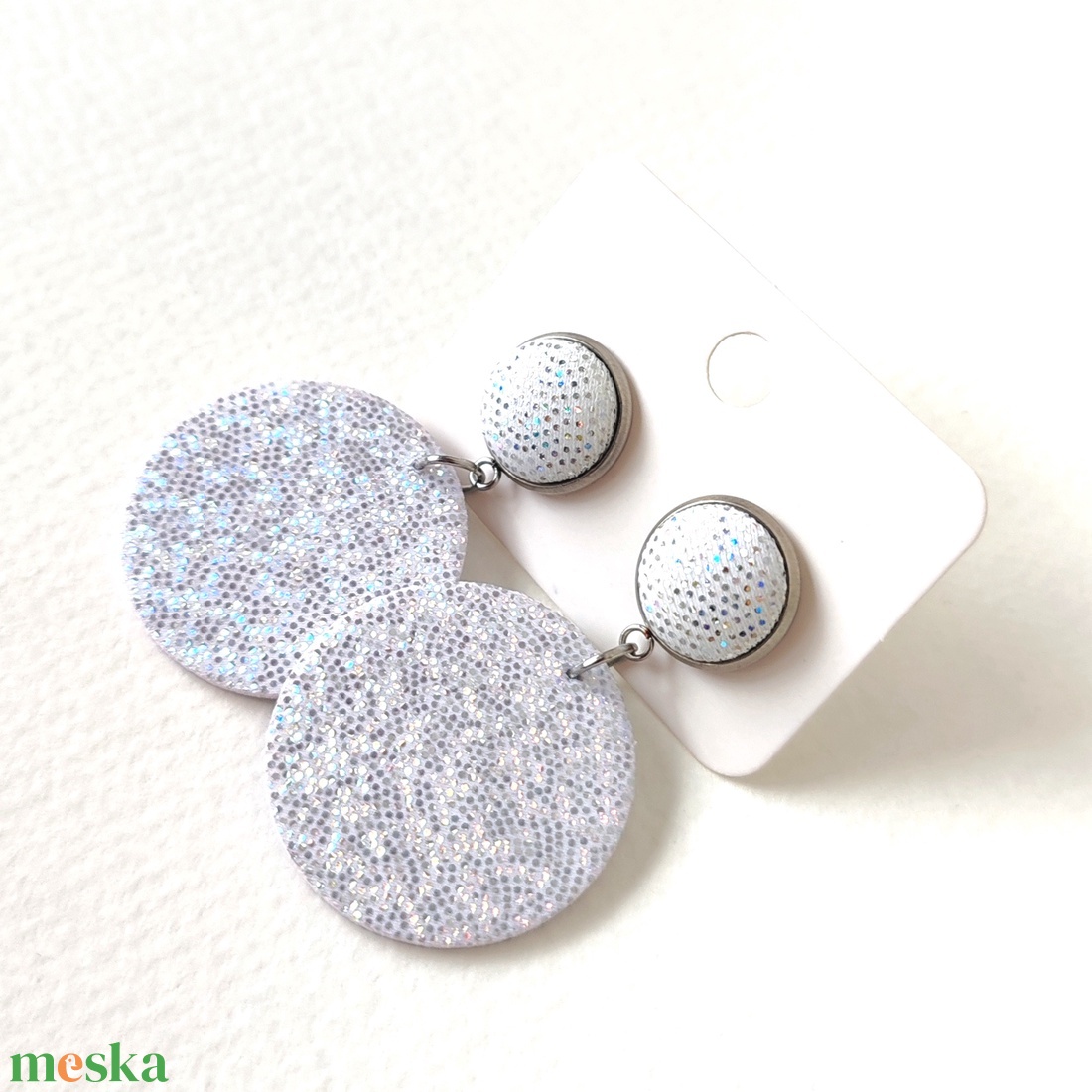 Fehér csillogós kisméretű textilfülbevaló hasonló bedugós résszel - ékszer - fülbevaló - lógó fülbevaló - Meska.hu