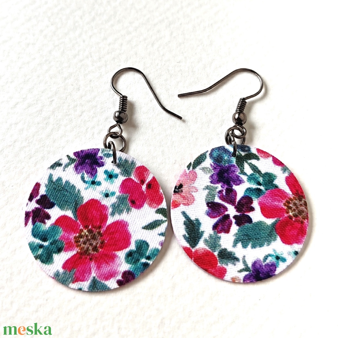 Fehér alapon pink virágmintás textilfülbevaló - ékszer - fülbevaló - lógó fülbevaló - Meska.hu