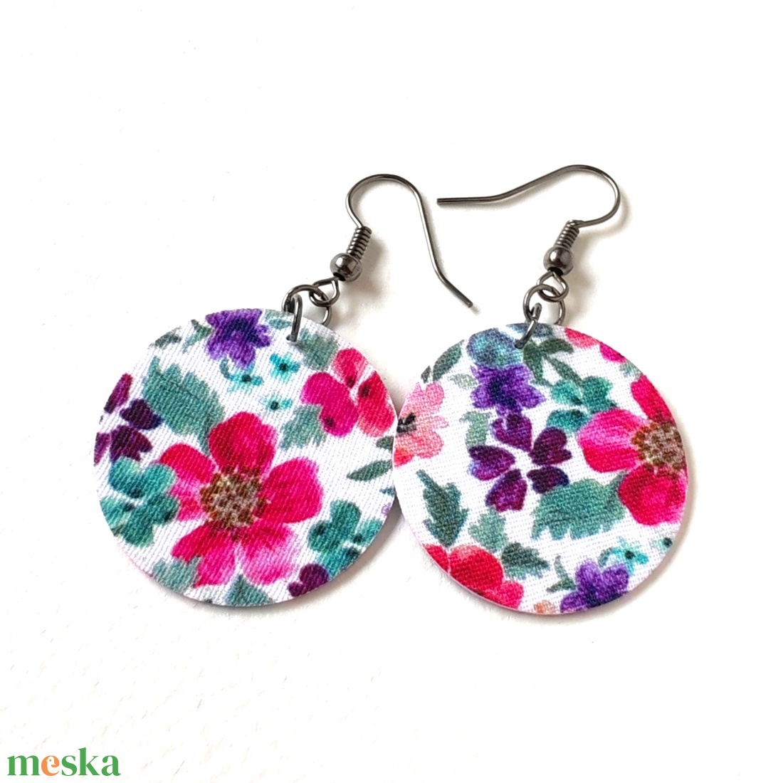 Fehér alapon pink virágmintás textilfülbevaló - ékszer - fülbevaló - lógó fülbevaló - Meska.hu