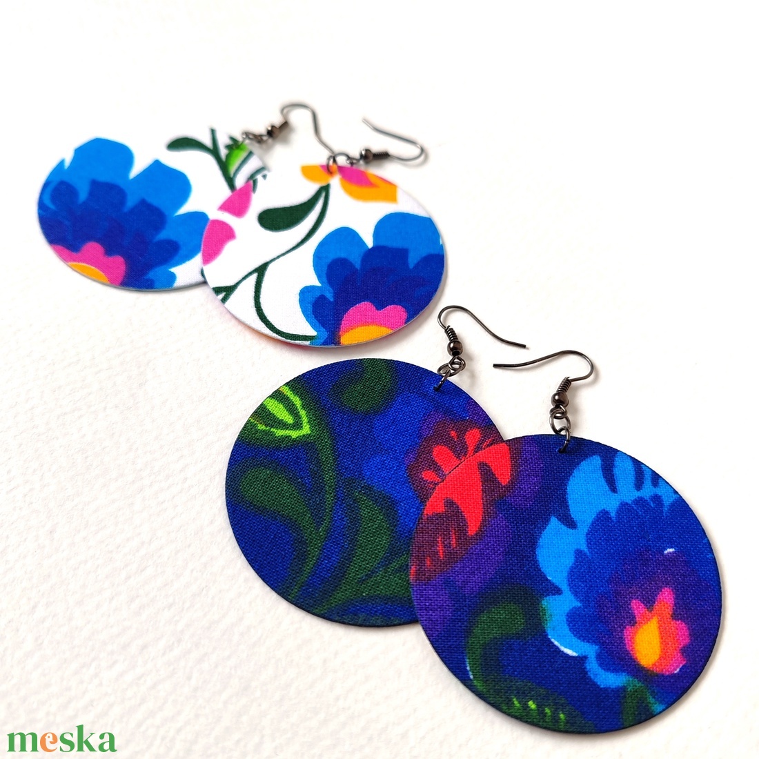 Fehér, kék nagy virágos textilfülbevaló - ékszer - fülbevaló - lógó fülbevaló - Meska.hu