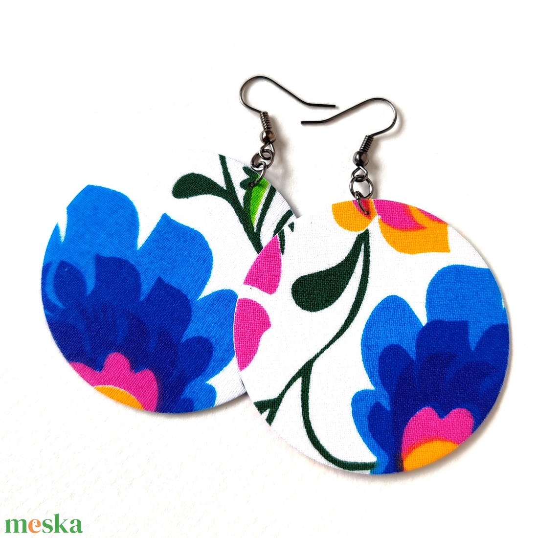 Fehér, kék nagy virágos textilfülbevaló - ékszer - fülbevaló - lógó fülbevaló - Meska.hu